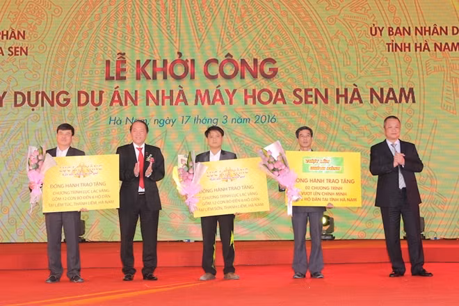 Lãnh đạo Tập đoàn Hoa Sen tặng 2 chương trình “Vượt lên chính mình” và trao tặng 24 con bò đồng hành cùng chương trình “Lục lạc vàng” cho nhân dân Hà Nam.