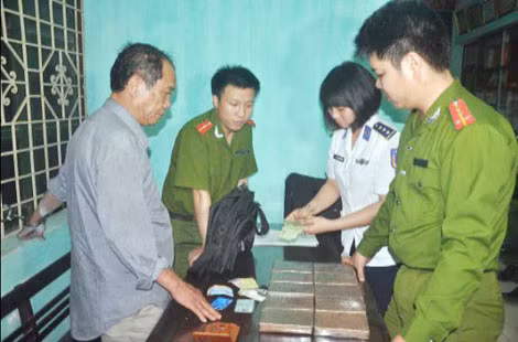 Lực lượng CSĐT tội phạm về ma túy thu giữ, kiểm tra tang vật các vụ mua bán trái phép chất ma túy số lượng lớn. Lực lượng CSĐT tội phạm về ma túy thu giữ, kiểm tra tang vật các vụ mua bán trái phép chất ma túy số lượng lớn.