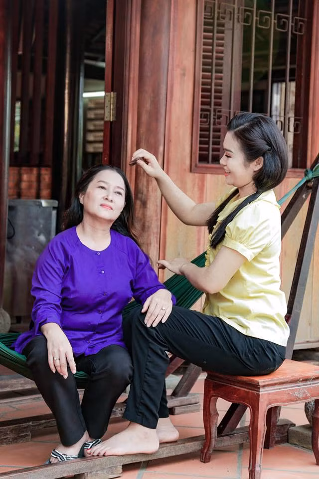 Ca sĩ Lê Ngọc Thúy trong MV "Nhớ mẹ".