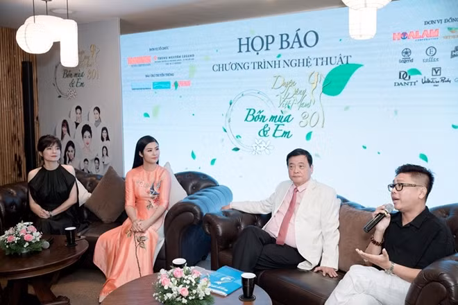 Đại diện ban tổ chức giới thiệu chương trình tại buổi họp báo.