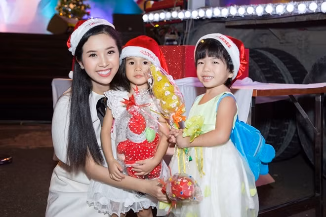 Á hậu 2 Thúy An tặng quà Noel cho trẻ em có hoàn cảnh khó khăn.
