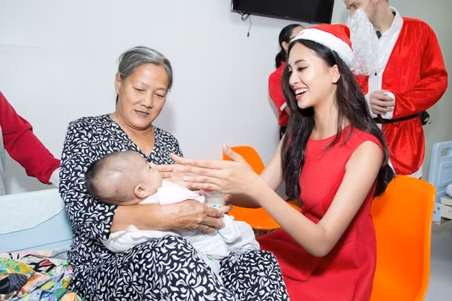 Hoa hậu Tiểu Vy mang không khí Giáng sinh đến bệnh nhi.