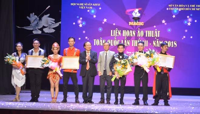 Ban tổ chức trao huy chương vàng cho 5 ảo thuật gia xuất sắc.