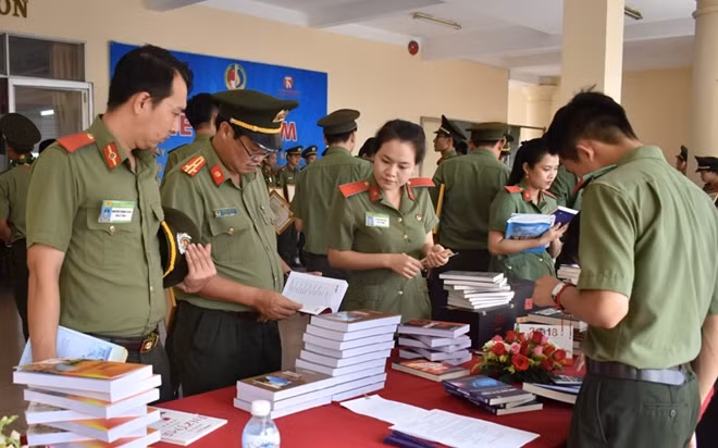 Hội sách thu hút đông đảo cán bộ, sinh viên nhà trường.