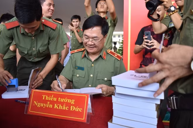 Thiếu tướng Nguyễn Khắc Đức ký tặng sách cho sinh viên.