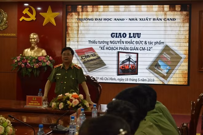Thiếu tướng Nguyễn Khắc Đức – Cục trưởng Cục Kỹ thuật nghiệp vụ I Bộ Công an trò chuyện với sinh viên.