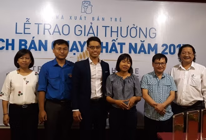 Từ phải sang: Giám đốc NXB Trẻ Nguyễn Minh Nhựt, nhà văn Nguyễn Nhật Ánh, nhà văn Nguyễn Ngọc Tư và đại diện tác giả Tony Buổi Sáng tại lễ trao giải.