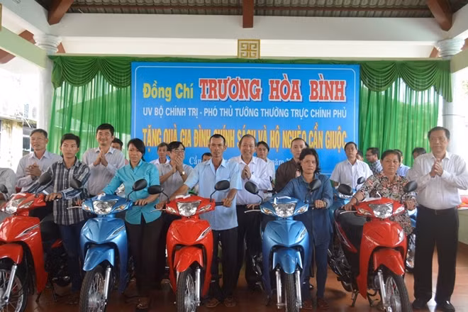 Phó Thủ tướng Thường trực Trương Hòa Bình và các nhà hảo tâm trao tặng xe máy cho các hộ gia đình khó khăn của huyện Cần Giuộc, Long An.