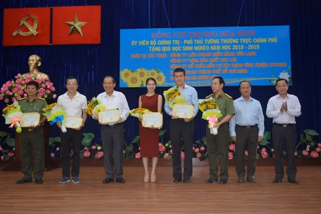 Đại diện Ủy ban Mặt trận Tổ quốc Việt Nam quận 8 tặng hoa tri ân Phó Thủ tướng Thường trực Trương Hòa Bình và các đơn vị tài trợ.