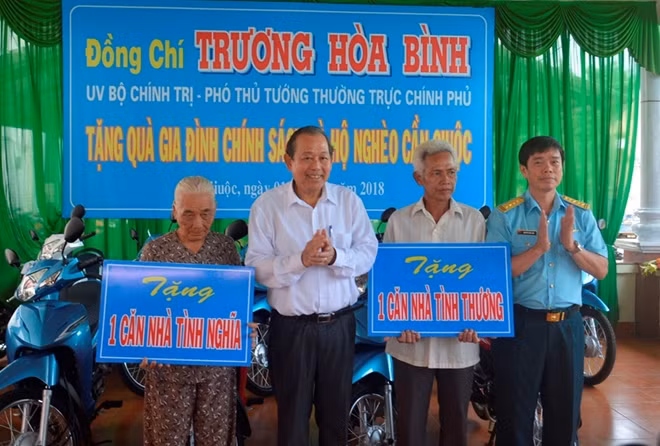 Phó Thủ tướng Thường trực Trương Hòa Bình trao tặng nhà tình nghĩa và nhà tình thương cho gia đình chính sách, khó khăn của huyện Cần Giuộc, Long An.