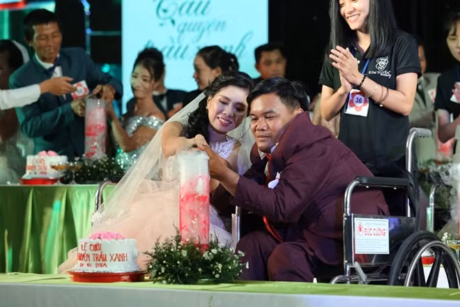 Đến với nhau trên chiếc xe lăn, gia cảnh lại nghèo khó nên nhiều năm qua cặp đôi này không dám nghĩ đến đám cưới.