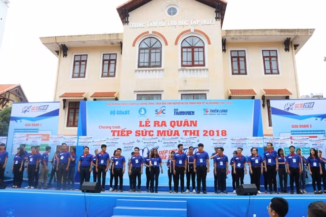 Đội trưởng của 19 đội hình tình nguyện ra mắt tại lễ ra quân.