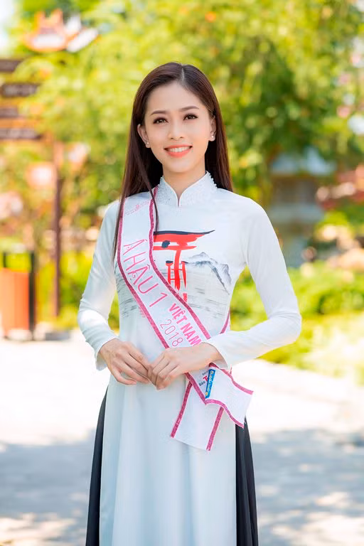 Á hậu 1 Bùi Phương Nga.