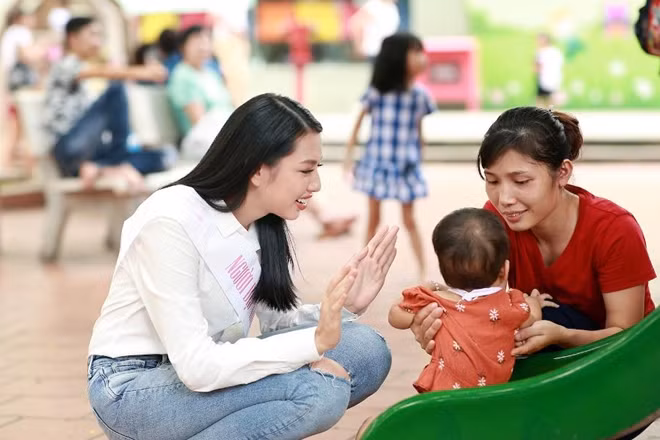 Thùy Tiên trong một chương trình từ thiện, nhân ái.
