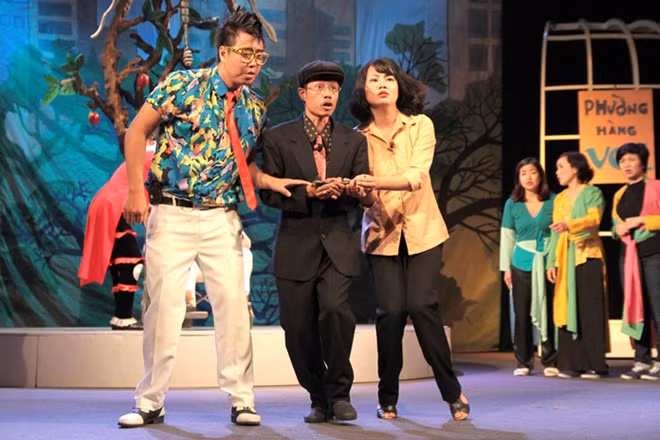 Một cảnh trong vở "Nước mắt không chảy ngược" của Nhà hát Cải lương Hà Nội.