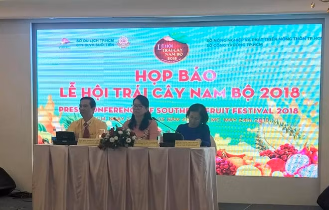 Các đại biểu tại buổi họp báo.