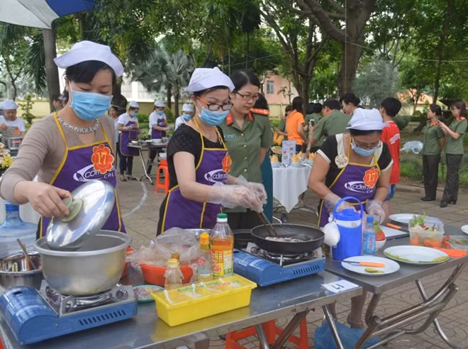 Hội thi là dịp để phụ nữ Tổng cục Hậu cần - Kỹ thuật trổ tài nội trợ.
