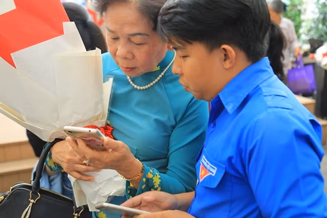 Bà Võ Minh Nghĩa trò chuyện với sinh viên.