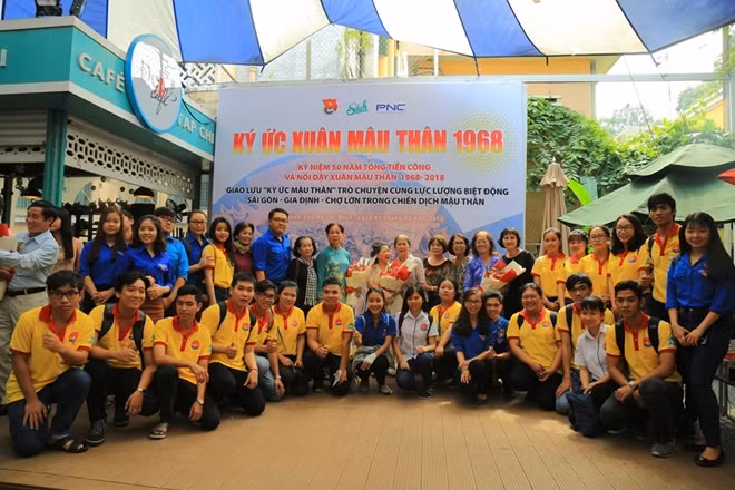 Các nhân chứng của lực lượng Biệt động Sài Gòn – Gia Định chụp hình lưu niệm cùng sinh viên.