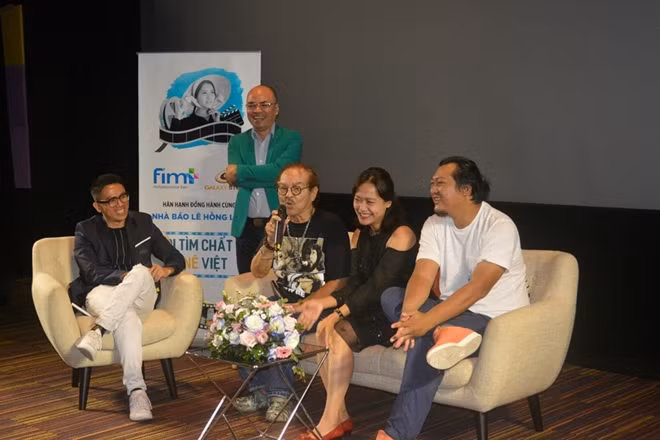 (Từ trái sang) Nhà báo Lê Hồng Lâm, NSND Thế Anh, NSƯT Hồng Ánh, đạo diễn Phan Gia Nhật Linh giao lưu với khán giả tại buổi ra mắt dự án.