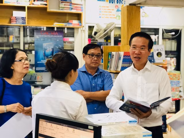 Đồng chí Võ Văn Thưởng, Ủy viên Bộ Chính Trị, Trưởng Ban Tuyên giáo Trung ương ghé thăm gian hàng First News ủng hộ cuốn sách “Gạc Ma – Vòng tròn bất tử” nhân dịp sách ra mắt bạn đọc.