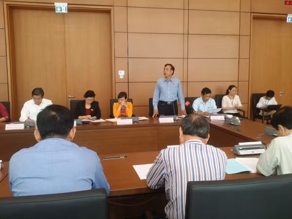 Các đại biểu thảo luận tại tổ về tình hình kinh tế - xã hội 2014 và những tháng đầu năm 2015. Các đại biểu thảo luận tại tổ về tình hình kinh tế - xã hội 2014 và những tháng đầu năm 2015.