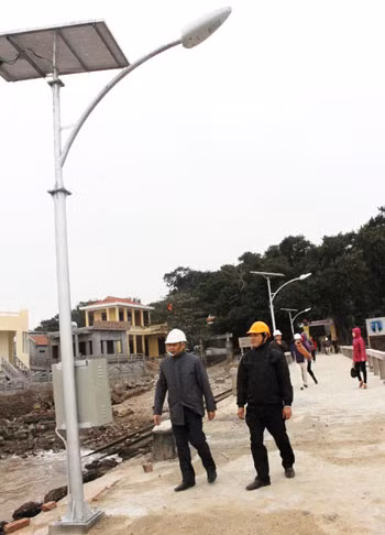 Trụ đèn LED và hệ thống pin năng lượng mặt trời trên đảo Hòn Dấu. Trụ đèn LED và hệ thống pin năng lượng mặt trời trên đảo Hòn Dấu.