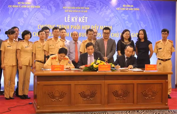 Đại diện 3 đơn vị ký thoả thuận hợp tác.