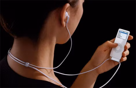 Nghe nhạc bằng earphone, headphone hiện là trào lưu thời thượng của giới trẻ.