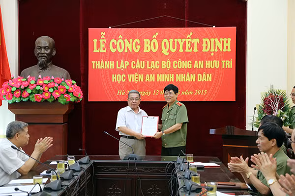 Thiếu tướng Nguyễn Văn Ngọc, Giám đốc Học viện An ninh nhân dân trao Quyết định thành lập Câu lạc bộ Lâm thời cho đại diện Ban Chủ nhiệm lâm thời.