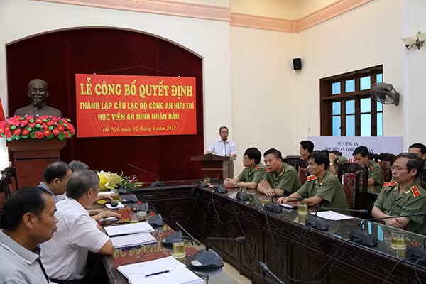 Thiếu tướng Phạm Gia Trúc, nguyên Hiệu trưởng Học viện An ninh nhân dân, Chủ nhiệm Câu lạc bộ lâm thời phát biểu tại buổi Lễ.