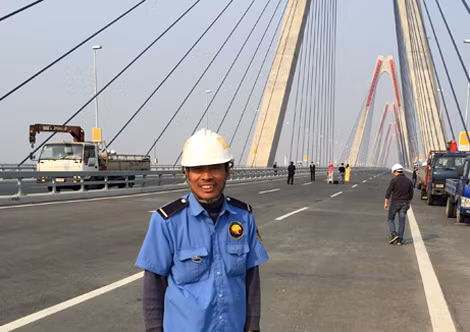Thời khắc làm việc cuối cùng của người bảo vệ gác barie trên cầu Nhật Tân. Thời khắc làm việc cuối cùng của người bảo vệ gác barie trên cầu Nhật Tân.