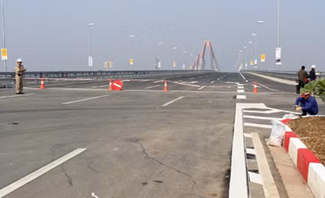 Quét sơn, chỉnh sửa vườn hoa trên đường lên cầu. Quét sơn, chỉnh sửa vườn hoa trên đường lên cầu.