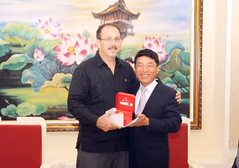 Thứ trưởng Trần Việt Tân tặng quà lưu niệm Đại tá Elejando Castro Espin, Cục trưởng Cục An ninh thông tin Cuba tại buổi tiếp.