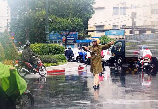 Hình ảnh chiến sĩ CSGT phân luồng đảm bảo ATGT tại các điểm thi trong cơn mưa lớn sáng 12/6. Hình ảnh chiến sĩ CSGT phân luồng đảm bảo ATGT tại các điểm thi trong cơn mưa lớn sáng 12/6.
