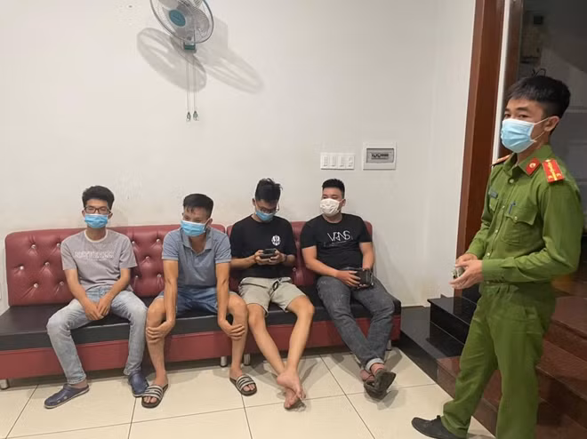 Khách hát karaoke trong mùa dịch bị phát hiện