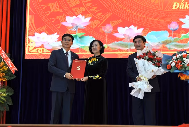 Đồng chí Trương Thị Mai trao quyết định của Bộ Chính trị phân công đồng chí Nguyễn Đình Trung giữ chức Bí thư Tỉnh uỷ Đắk Lắk