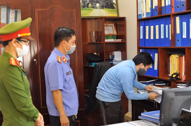 Cơ quan điều tra khám xét phòng làm việc của một bị can trong vụ án