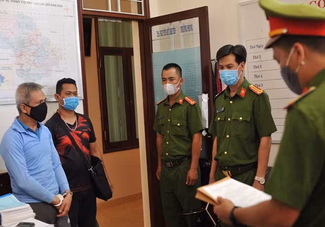 Cơ quan điều tra đọc lệnh bắt giữ một bị can trong vụ án