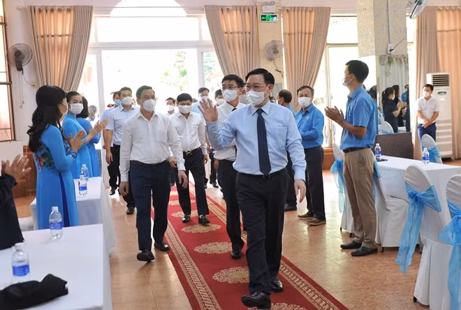 Chủ tịch Quốc hội Vương Đình Huệ cùng đoàn công tác đến thăm, trao quà cho công nhân lao động Đắk Lắk trong sáng 30/6