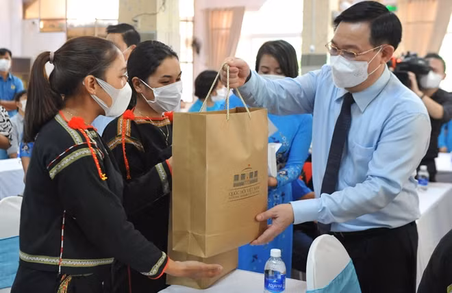 Chủ tịch Quốc Hội trực tiếp trao những món quà đầy ý nghĩa cho công nhân có hoàn cảnh khó khăn bị tác động bởi đại dịch COVID-19