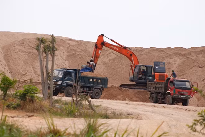 Hoạt động mua bán, vận chuyển cát vẫn diễn ra rầm rộ mặc cho chính quyền địa phương lập biên bản xử lý