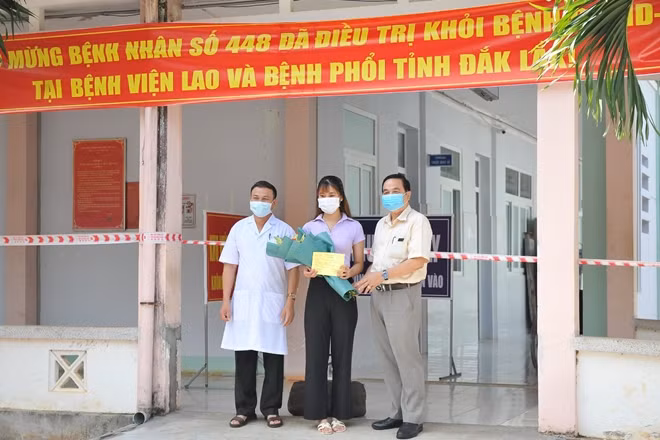 Một bệnh nhân mắc COVID-19 được chữa khỏi bệnh tại Bệnh viện Bệnh lao và phổi