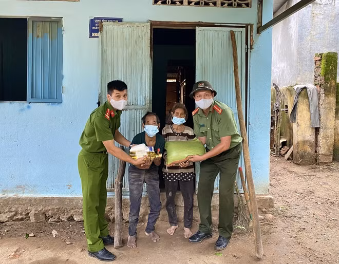 Thăm hỏi, động viên các gia đình chính sách có hoàn cảnh khó khăn