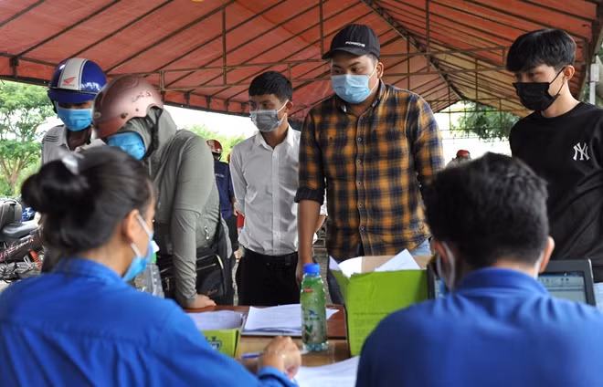 Lực lượng đoàn viên thanh niên tham gia làm nhiệm vụ tại chốt kiểm dịch Hoà Phú