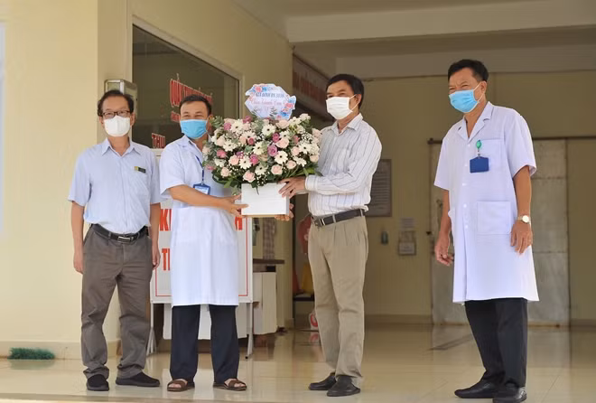 Bệnh nhân 3836 tặng hoa cảm ơn đến đội ngũ y, bác sỹ trong ngày xuất viện