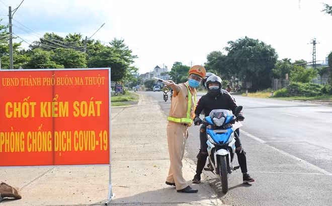 Lực lượng CSGT hướng dẫn người dân kê khai y tế tại chốt kiểm soát phòng, chống dịch