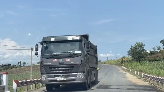 Trong quá trình vận chuyển, đơn vị tập kết cát dùng xe cỡ lớn gây hư hỏng đường sá