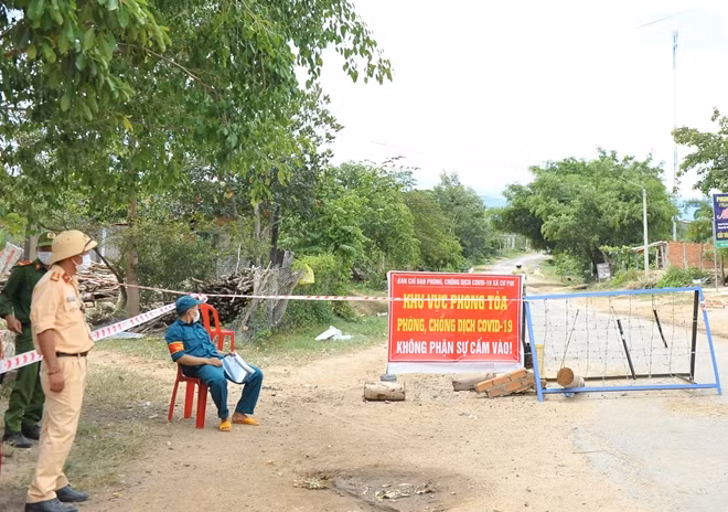 Chốt phong toả trên địa bàn xã Cư Pui, nơi có chùm ca bệnh khiến 19 trường hợp bị mắc
