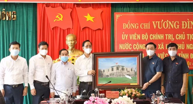 Chủ tịch Quốc hội Vương Đình Huệ trao tặng quà lưu niệm cho Ban Thường vụ tỉnh Đắk Nông